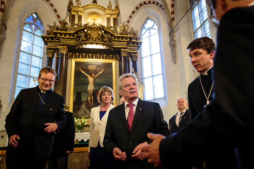 Bundespräsident Joachim Gauck im Gespräch mit dem Erzbischof in der Domkirche St. Marien in Tallinn