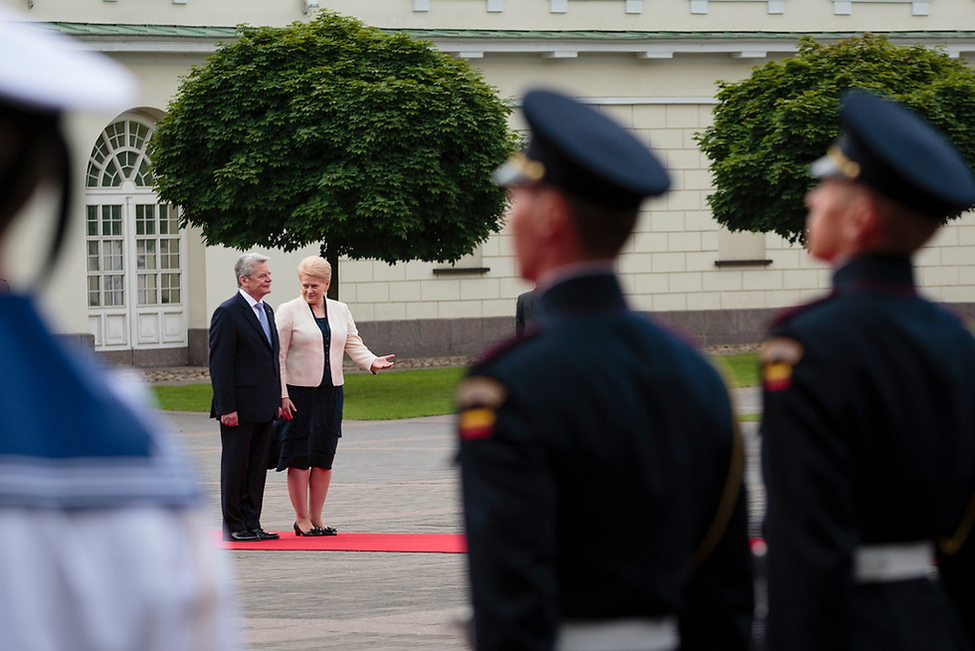 Bundespräsident Joachim Gauck wird von Präsidentin Dalia Grybauskaitė mit militärischen Ehren in Wilna empfangen