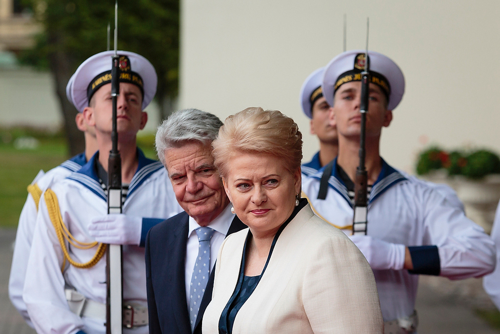 Bundespräsident Joachim Gauck wird von Präsidentin Dalia Grybauskaitė mit militärischen Ehren empfangen