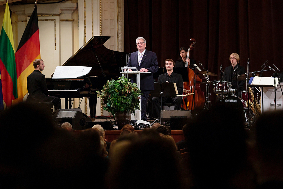 Bundespräsident Joachim Gauck hält eine Ansprache beim Festkonzert des Bundesjugendjazzorchesters in Wilna