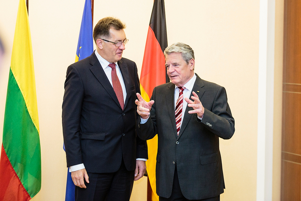 Bundespräsident Joachim Gauck im Gespräch mit dem litauischen Ministerpräsidenten Algirdas Butkevičius 
