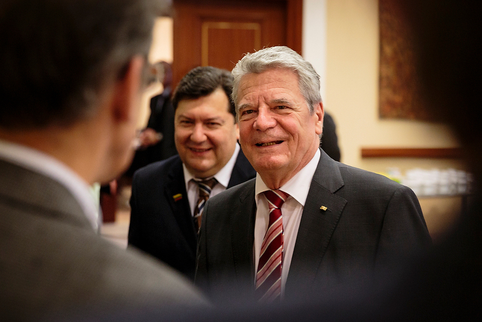Bundespräsident Joachim Gauck im Gespräch mit Mitgliedern der Internationalen Historikerkommission