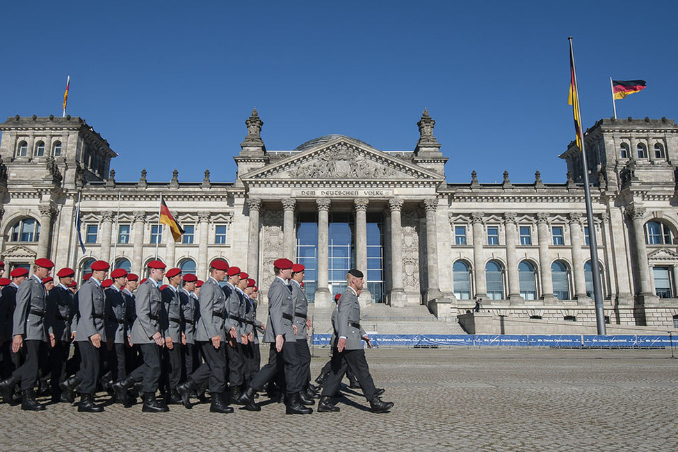 Einmarsch der Ehrenformation von Soldatinnen und Soldaten der Bundeswehr beim Feierlichen Gelöbnis