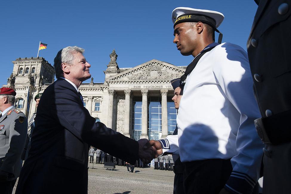 Bundespräsident Joachim Gauck begrüßt einen Rekruten der Bundeswehr beim Feierlichen Gelöbnis vor dem Reichstagsgebäude