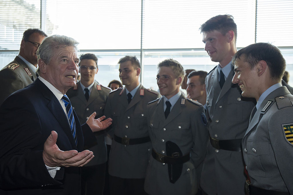 Bundespräsident Joachim Gauck im Gespräch mit Soldatinnen und Soldaten der Bundeswehr