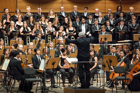 Chor und Orchester während des Konzerts