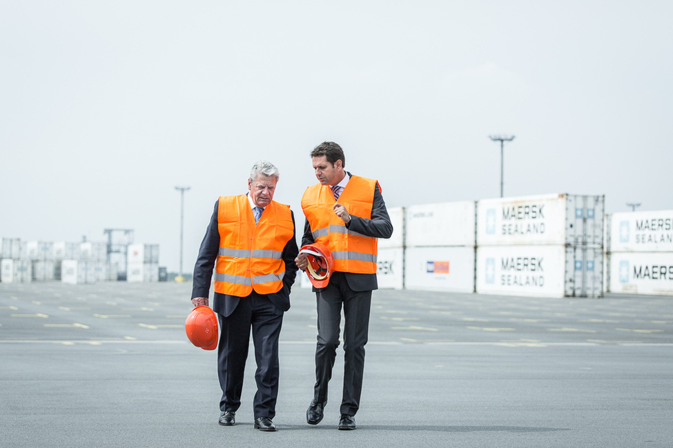 Bundespräsident Joachim Gauck im Gespräch mit dem niedersächsischer Minister für Wirtschaft, Arbeit und Verkehr, Olaf Lies