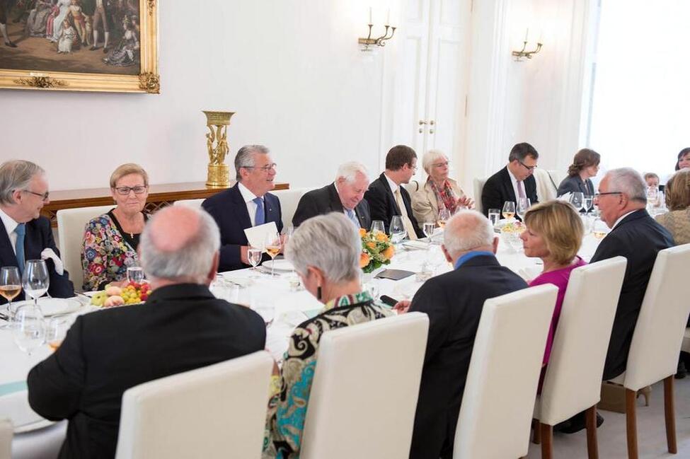 Bundespräsident Joachim Gauck und Daniela Schadt empfangen Klaus Töpfer zu einem Mittagessen anlässlich dessen 75. Geburtstages 