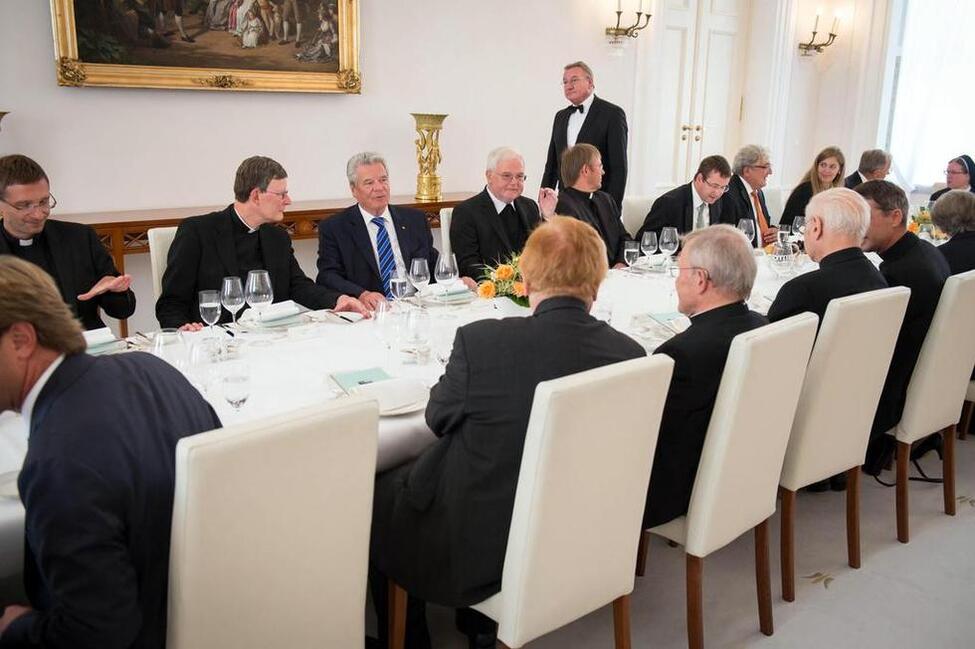 Bundespräsident Joachim Gauck würdigt Walter Kardinal Kasper und Robert Zollitsch bei einem Mittagessen  