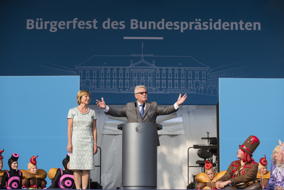 Bundespräsident Joachim Gauck begrüßt die Gäste auf dem Bürgerfest des Bundespräsidenten 2013