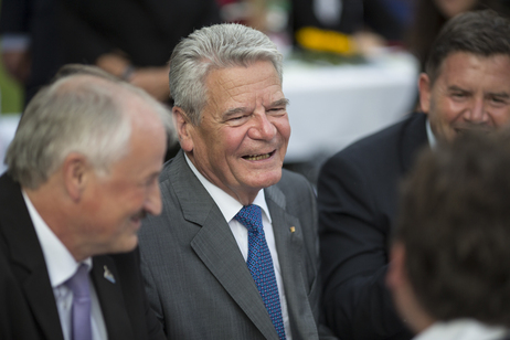 Bundespräsident Joachim Gauck tauscht sich mit ehrenamtlich engagierten Bürgern auf dem Bürgerfest aus