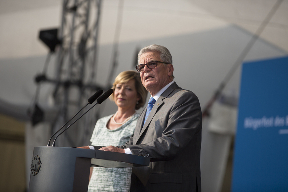 Bundespräsident Joachim Gauck begrüßt die Gäste auf dem Bürgerfest des Bundespräsidenten 2013