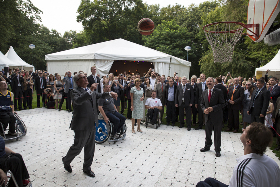 Bundespräsident Joachim Gauck beim Basketballspiel des Deutschen Behindertensportverband e. V. auf dem Bürgerfest des Bundespräsidenten 2013