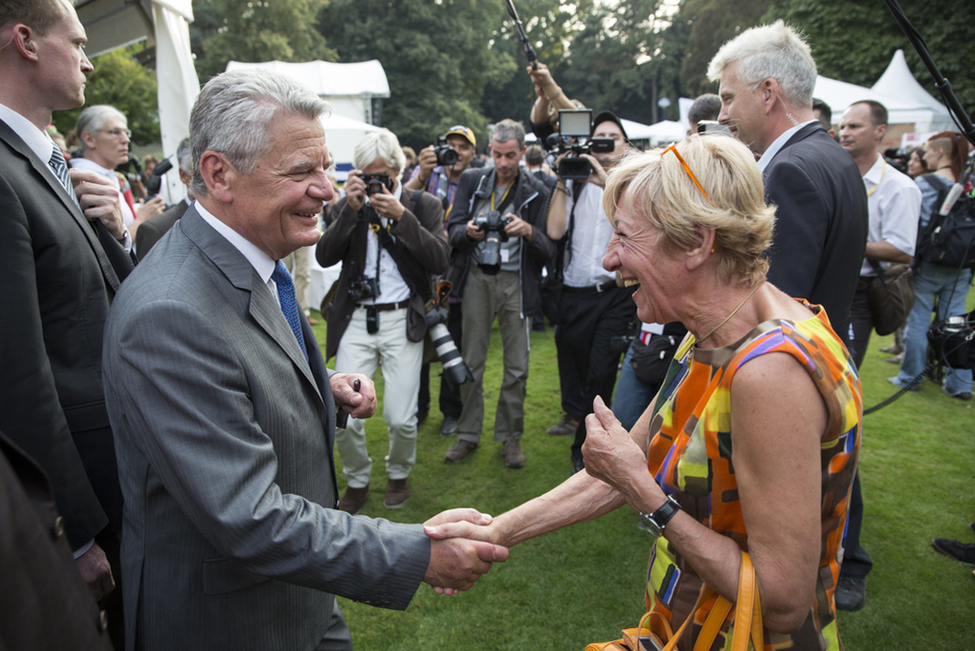 Bundespräsident Joachim Gauck begrüßt eine ehrenamtlich engagierte Bürgerin auf dem Bürgerfest des Bundespräsidenten 2013