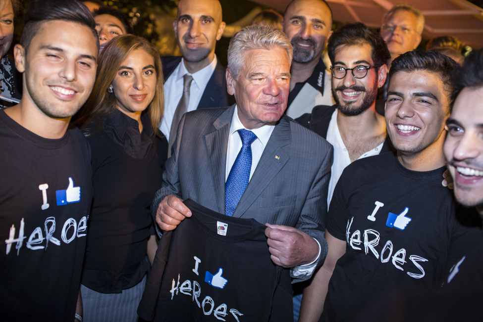 Bundespräsident Joachim Gauck begegnet auf dem Bürgerfest jungen Mitstreitern der Initiative HEROES