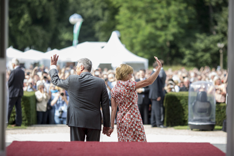 Bundespräsident Joachim Gauck und Danilea Schaft begrüßen die Gäste des Bürgerfests