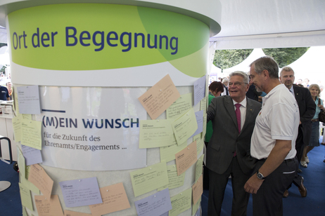 Bundespräsident Joachim Gauck besucht den Ort der Begegnung auf dem Bürgerfest