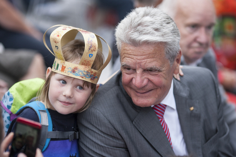 Bundespräsident Joachim Gauck mit einem jungen Gast während des Bürgerfests