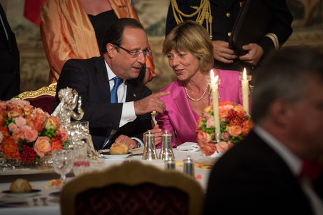 Daniela Schadt im Austausch mit dem Präsidenten der Französischen Republik, François Hollande