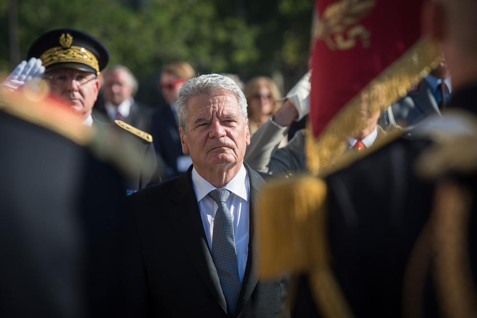 Bundespräsident Joachim Gauck bei der Kranzniederlegung am Grabmal des unbekannten Soldaten