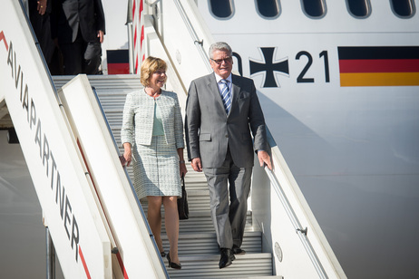 Bundespräsident Joachim Gauck und Daniela Schadt bei der Ankunft in Marseille