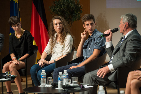 Bundespräsident Joachim Gauck würdigt die Arbeit des Deutsch-Französischen Jugendwerkes und diskutiert mit Jugendlichen