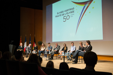 Bundespräsident Joachim Gauck würdigt die Arbeit des Deutsch-Französischen Jugendwerkes und diskutiert mit Jugendli