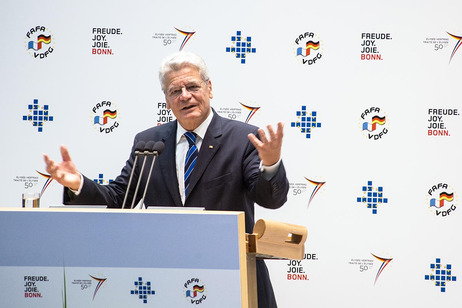 Bundespräsident Joachim Gauck hält eine Rede beim Festakt anlässlich 50 Jahre deutsch-französische Freundschaftin Bonn