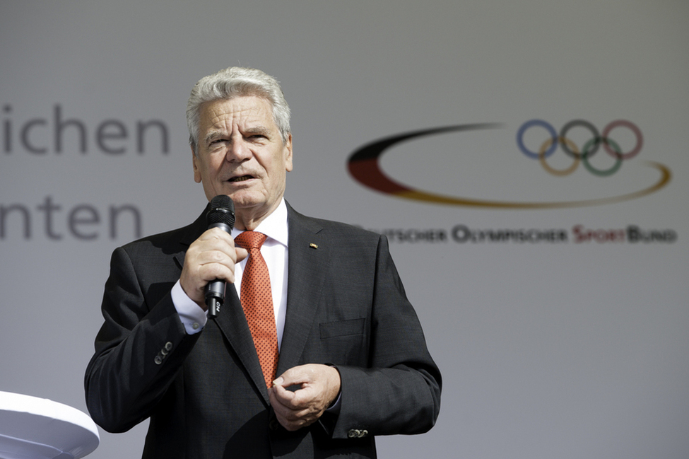 Bundespräsident Joachim Gauck bei seinen Begrüßungsworten zur Festveranstaltung '100 Jahre Deutsches Sportabzeichen' im Park von Schloss Bellevue 