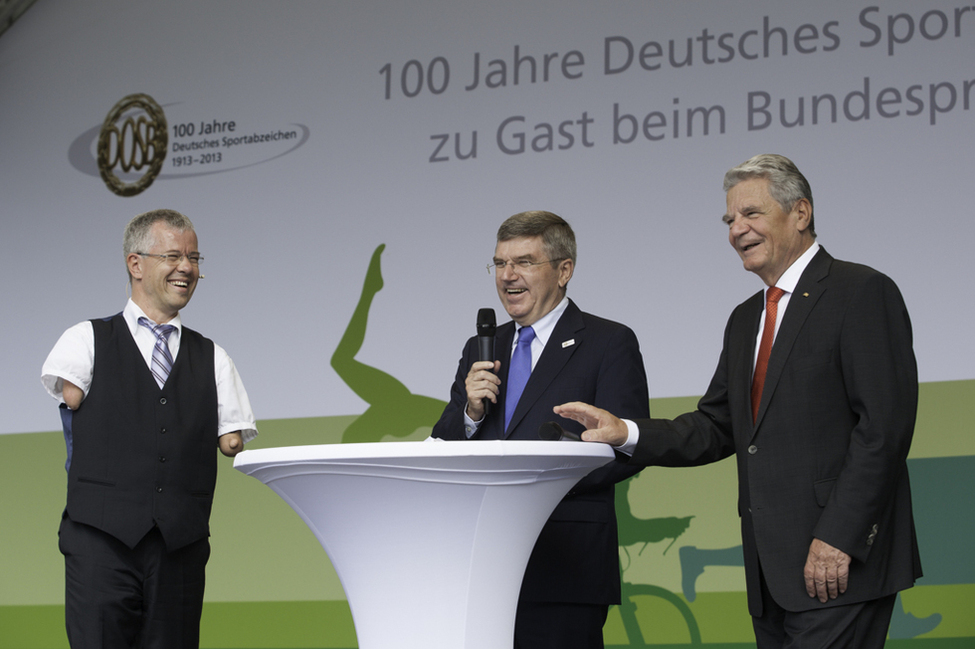 Bundespräsidenten Joachim Gauck (r.) und Thomas Bach (m.) im Interview geführt von Rainer Schmidt