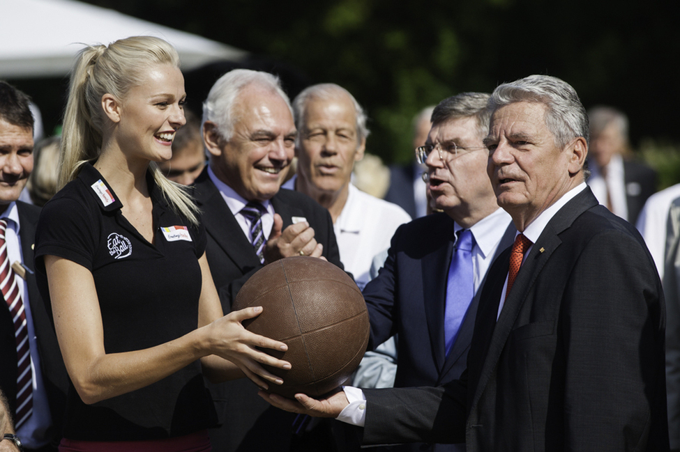 Bundespräsidenten Joachim Gauck beim Medizinballweitwurf 