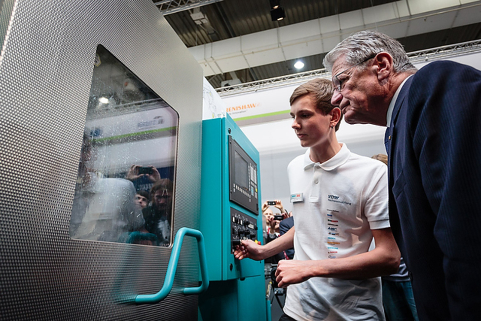 Bundespräsident Joachim Gauck beim Rundgang der Weltleitmesse der Werkzeugmaschinenindustrie (EMO)