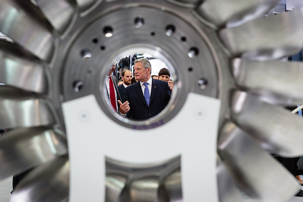 Bundespräsident Joachim Gauck beim Rundgang der Weltleitmesse der Werkzeugmaschinenindustrie (EMO)