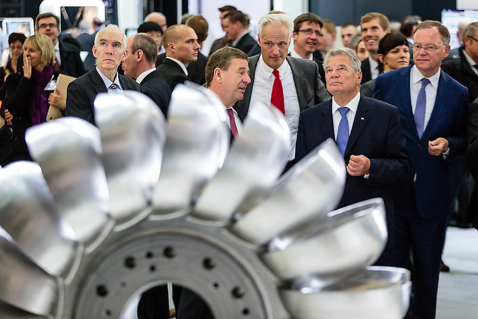 Bundespräsident Joachim Gauck beim Rundgang der Weltleitmesse der Werkzeugmaschinenindustrie (EMO)