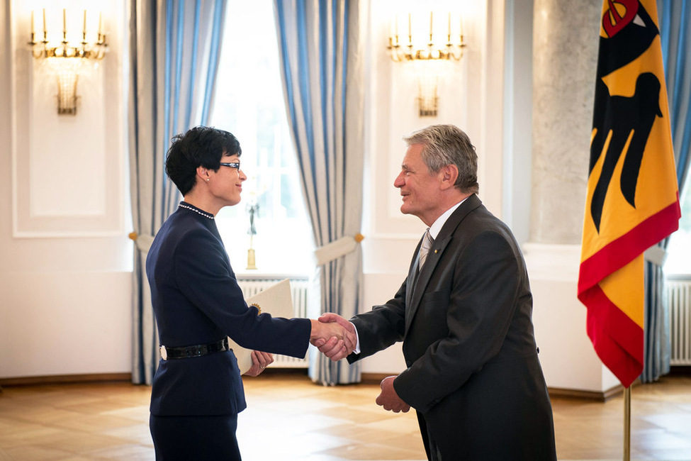Bundespräsident Joachim Gauck nimmt das Beglaubigungsschreiben der Botschafterin der Republik Slowenien, Marta Kos Marko, entgegen 