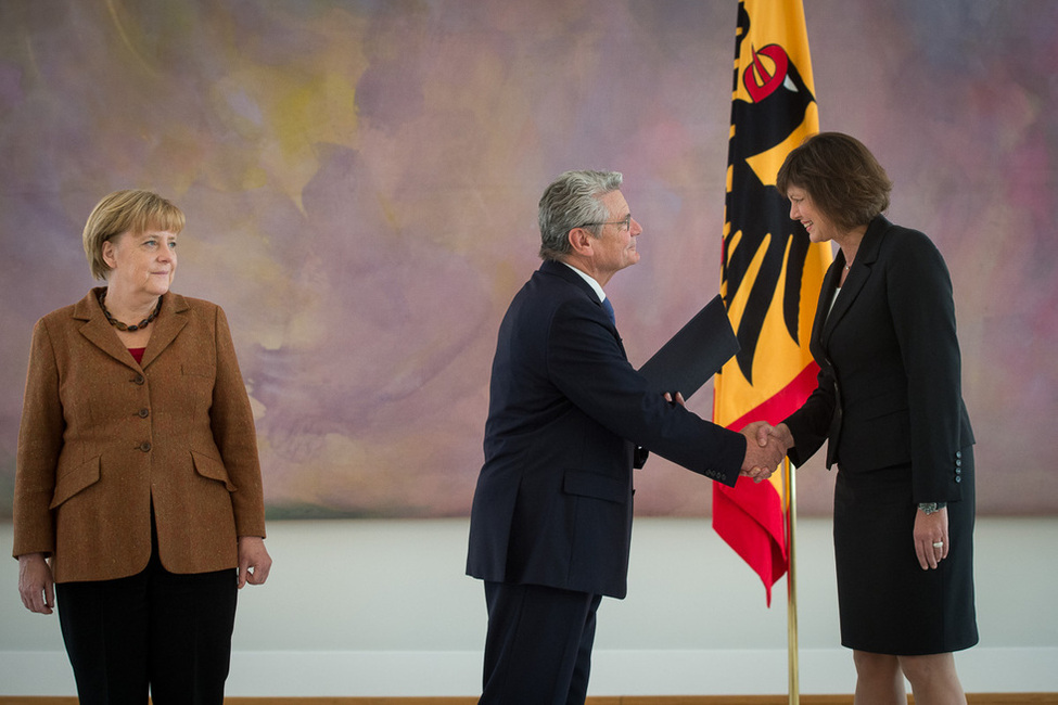 Bundespräsident Joachim Gauck entlässt Ilse Aigner aus dem Amt der Bundesministerin für Ernährung, Landwirtschaft und Verbraucherschutz im Großen Saal von Schloss Bellevue