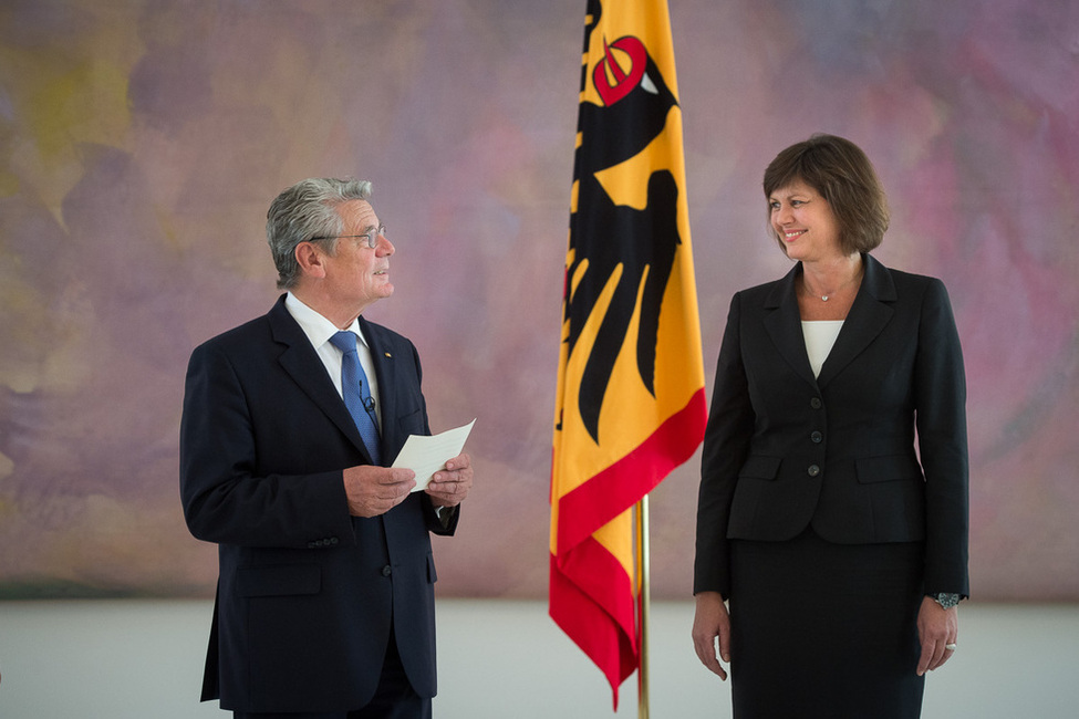 Bundespräsident Joachim Gauck entlässt Ilse Aigner aus dem Amt der Bundesministerin für Ernährung, Landwirtschaft und Verbraucherschutz im Großen Saal von Schloss Bellevue