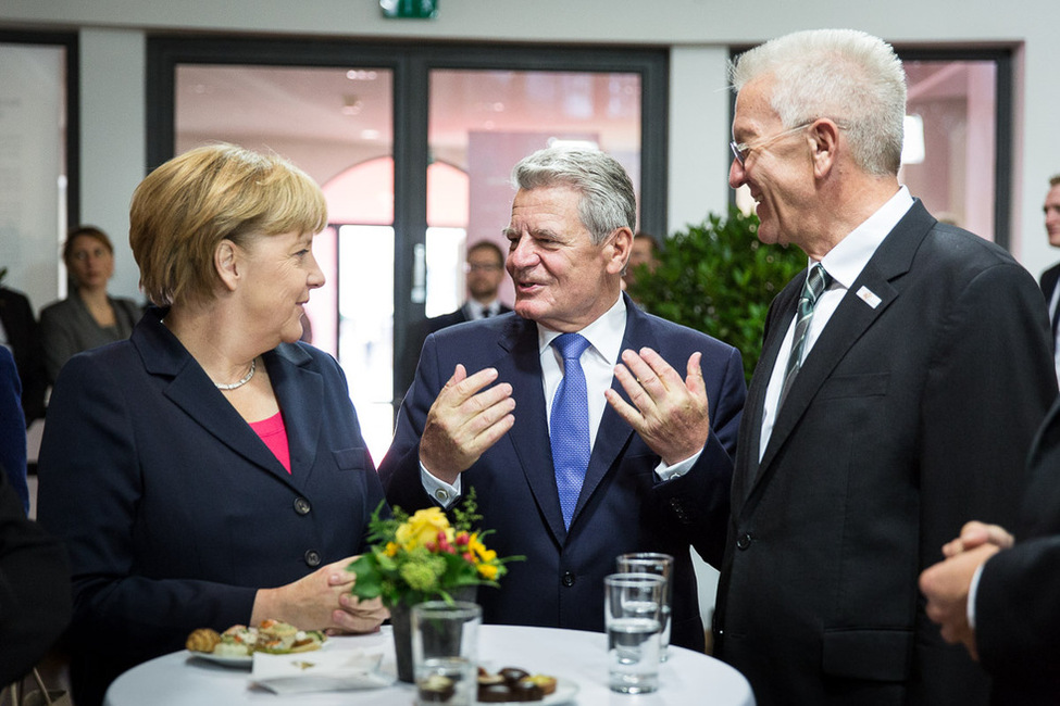 Bundespräsident Joachim Gauck im Gespräch mit Bundeskanzlerin Angela Merkel und dem Ministerpräsidenten des Landes Baden-Württemberg, Winfried Kretschmann 