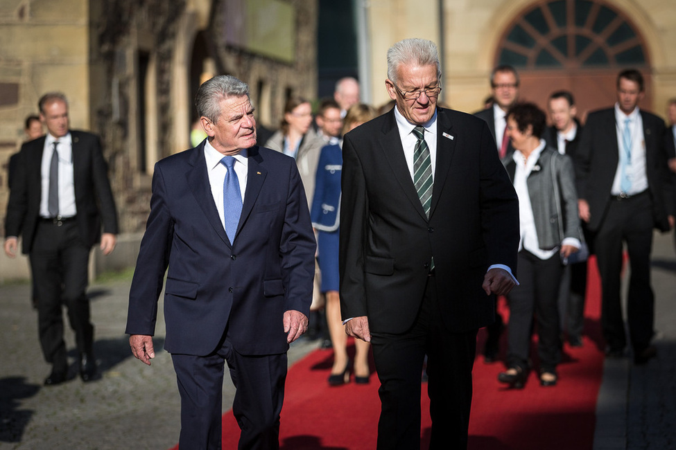 Bundespräsident Joachim Gauck und der Ministerpräsident des Landes Baden-Württemberg Winfried Kretschmann auf dem Weg zur Stiftskirche