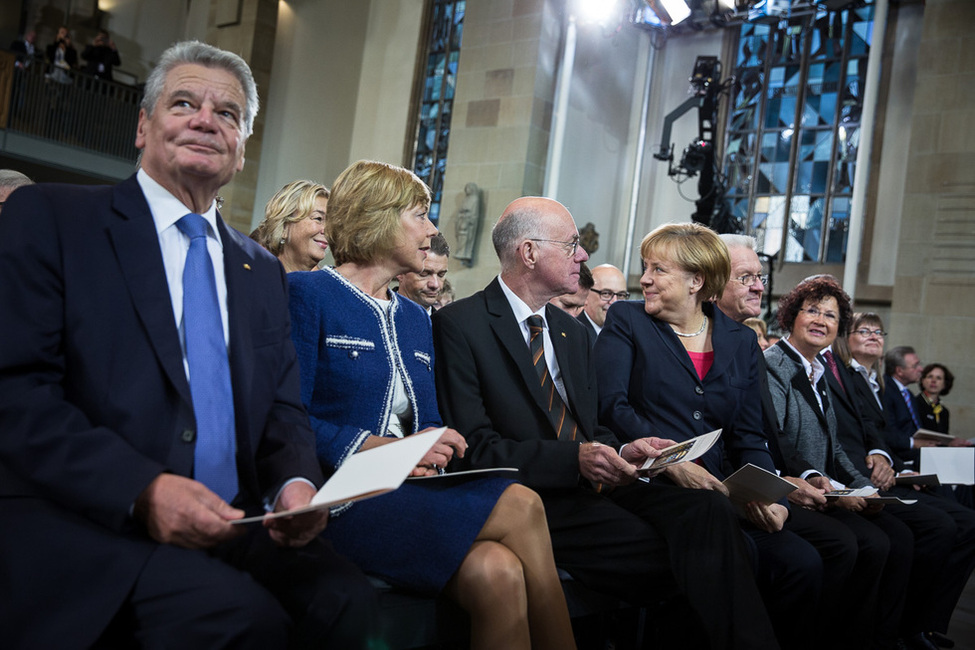 Bundespräsident Joachim Gauck und Daniela Schadt mit Repräsentanten der Verfassungsorgane des Bundes während des ökumenischen Gottesdienstes in der Stiftskirche