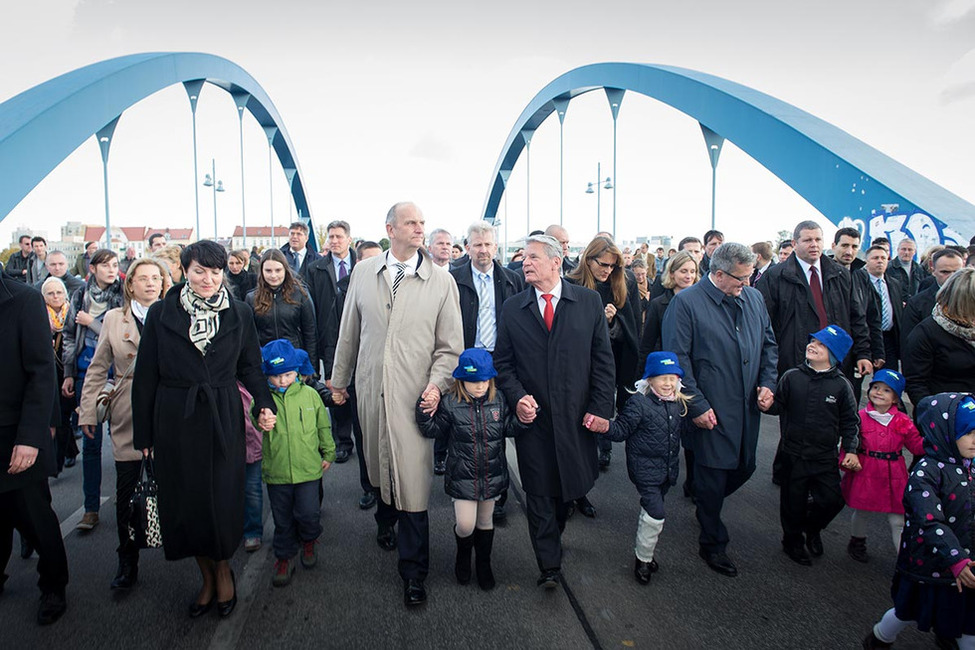 Bundespräsident Joachim Gauck beim gemeinsamen Gang über die Stadtbrücke von Słubice nach Frankfurt (Oder)