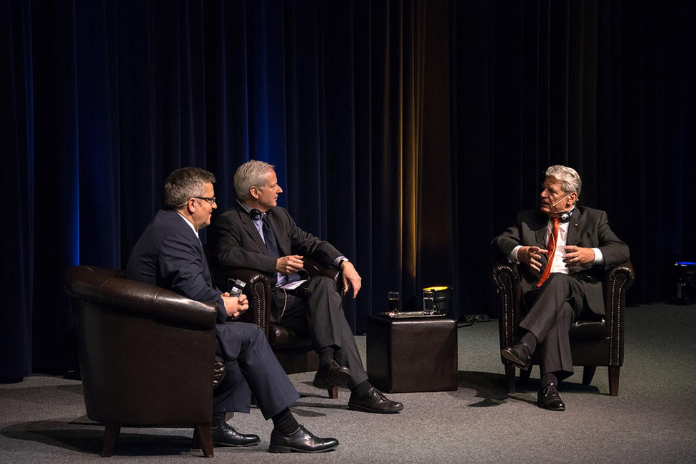 Bundespräsident Joachim Gauck und der polnische Präsident Bronisław Komorowski bei der Podiumsdiskussion zum Thema 'Voneinander lernen? Was Europa aus der Vergangenheit für die Zukunft lernen kann.'