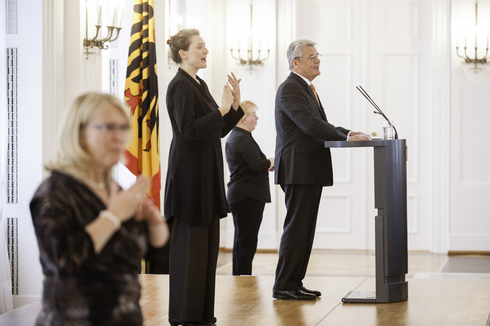 Bundespräsident Joachim Gauck hält eine Ansprache bei der Verleihung des Silbernen Lorbeerblattes an die Medaillengewinnerinnen und -gewinner der Deaflympischen Sommerspiele in Sofia und der World Games in Cali