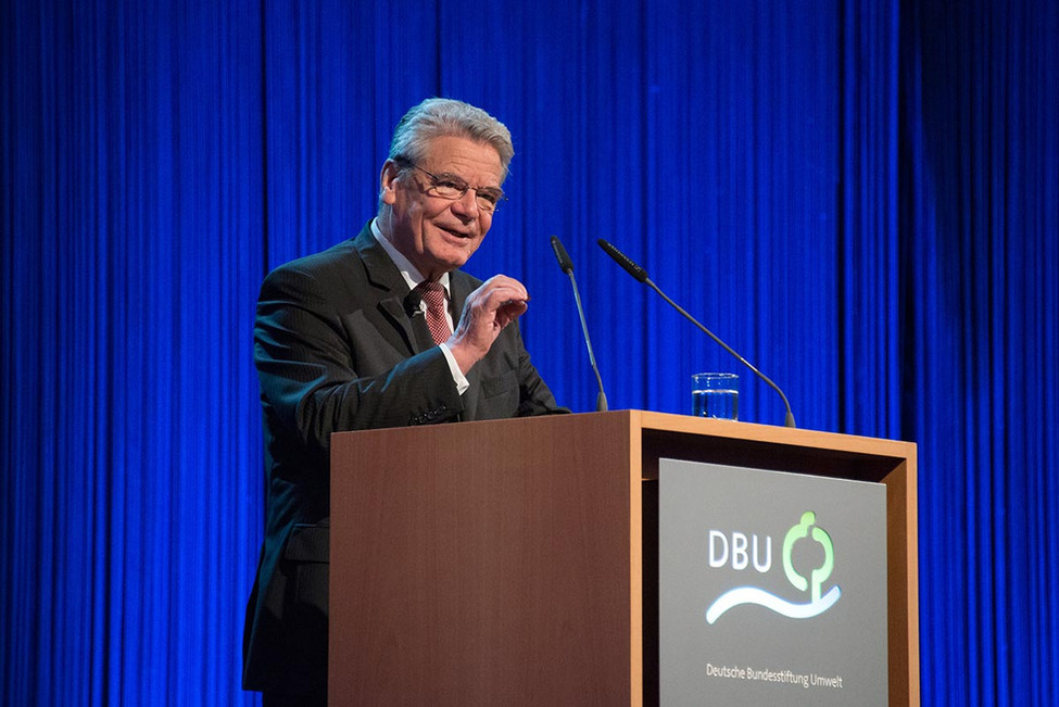Bundespräsident Joachim Gauck hält bei der Verleihung des Deutschen Umweltpreises eine Ansprache