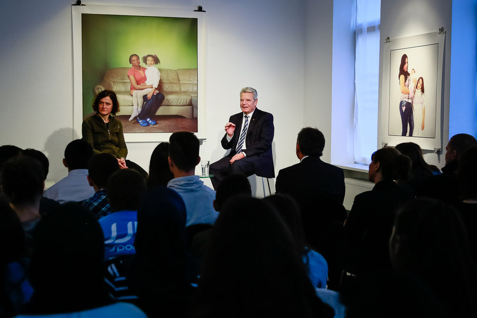 Bundespräsident Joachim Gauck diskutiert mit Schülerinnen und Schülern der Humboldt-Werkrealschule in Mannheim