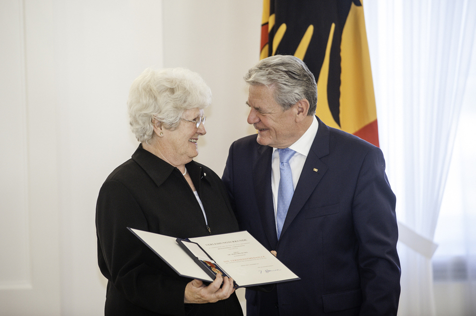 Bundespräsident Joachim Gauck verleiht zum Tag des Ehrenamtes den Verdienstorden der Bundesrepublik Deutschland an Dr. Irmgard Buske