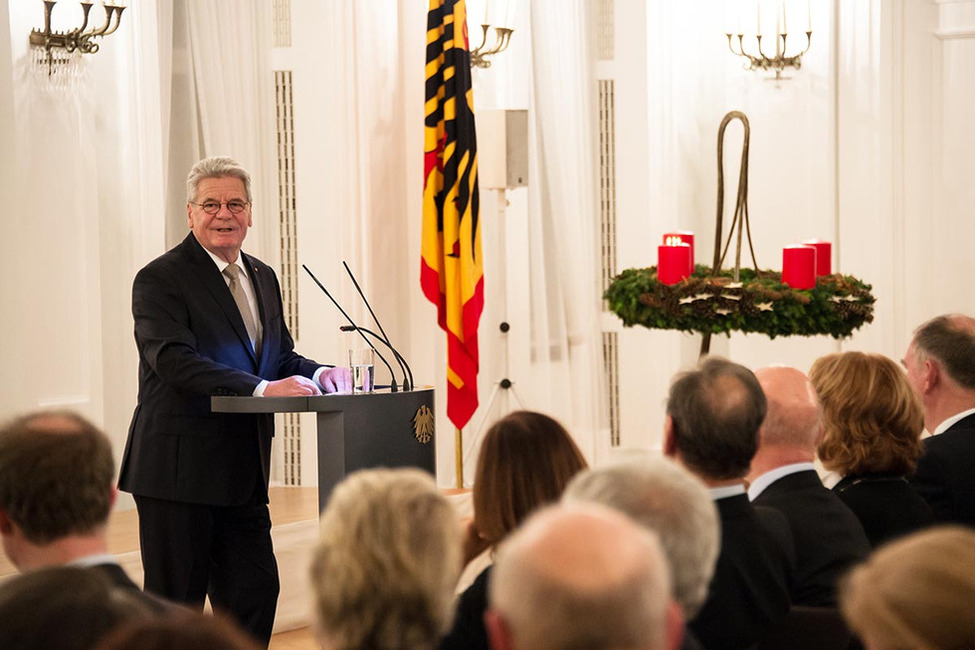 Bundespräsident Joachim Gauck begrüßt die Gäste zum Adventskonzert im Großen Saal von Schloss Bellevue   