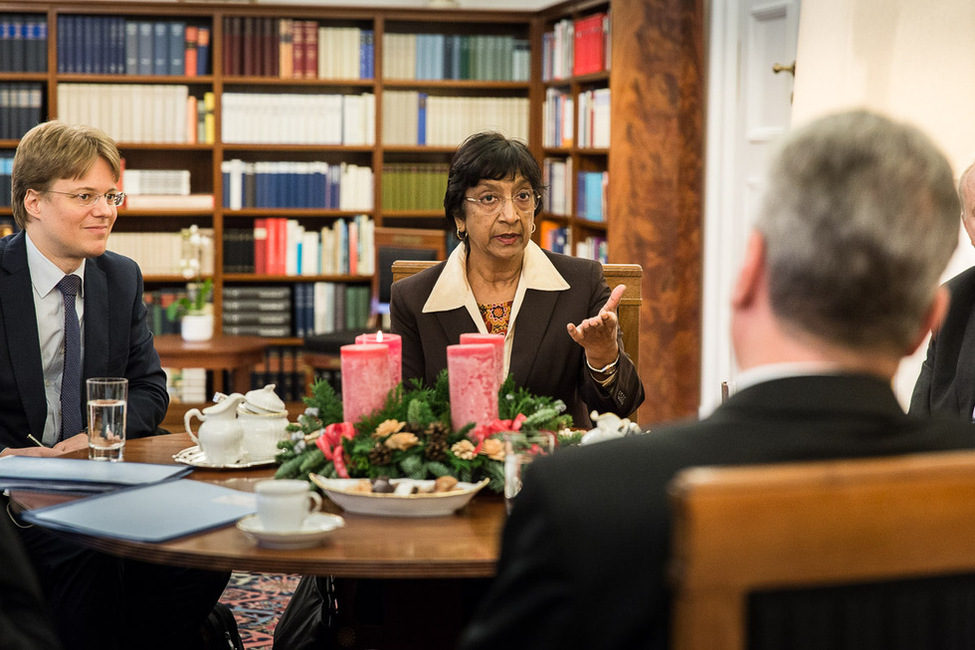 Bundespräsident Joachim Gauck im Gespräch mit der Hohen Kommissarin der Vereinten Nationen für Menschenrechte, Navanethem Pillay, im Amtszimmer 