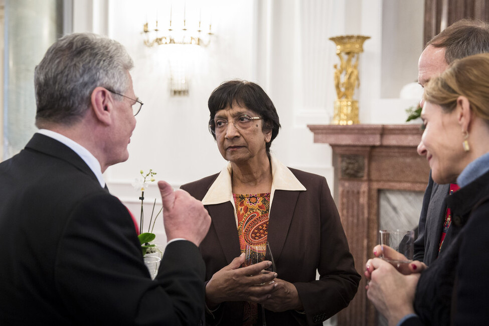 Bundespräsident Joachim Gauck im Gespräch mit der Hohen Kommissarin der Vereinten Nationen für Menschenrechte, Navanethem Pillay, bei der Matinee 'Menschenrechte – ein Versprechen mit Zukunft'