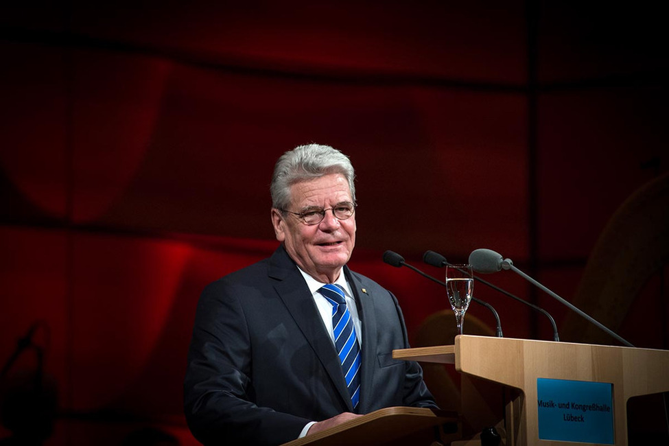 Bundespräsident Joachim Gauck hält auf der Festveranstaltung zum 100. Geburtstag von Willy Brandt in Lübeck eine Ansprache